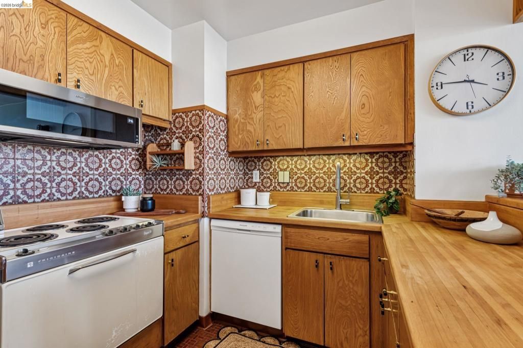 Image 18 of property listing at 320 Lee St 603, Oakland, CA 94610