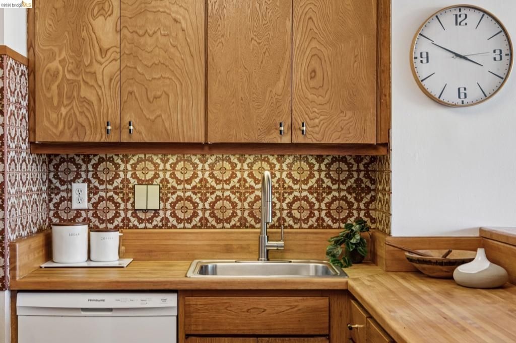 Image 19 of property listing at 320 Lee St 603, Oakland, CA 94610