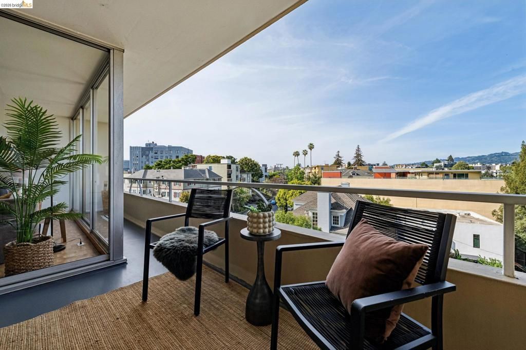 Image 2 of property listing at 320 Lee St 603, Oakland, CA 94610