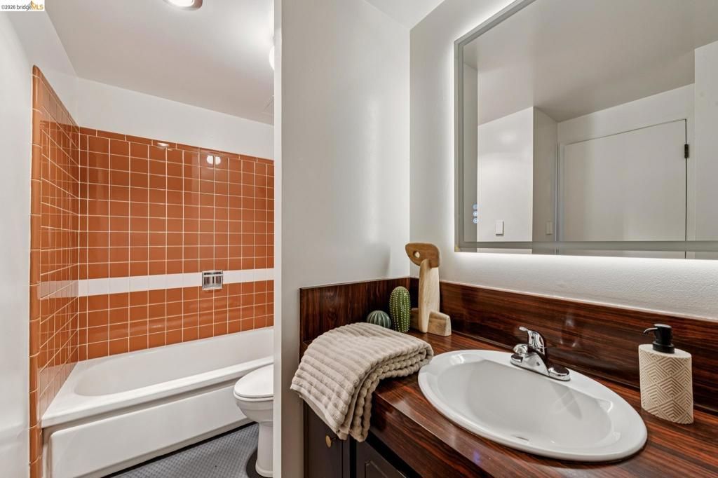 Image 31 of property listing at 320 Lee St 603, Oakland, CA 94610