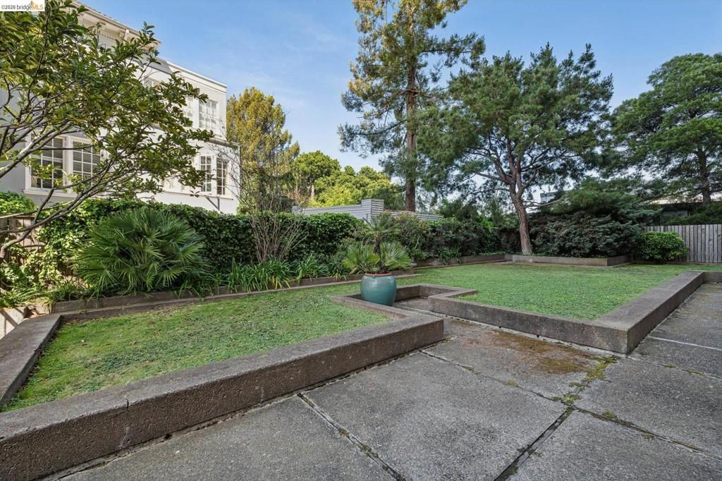Image 40 of property listing at 320 Lee St 603, Oakland, CA 94610