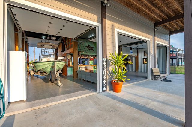 938 Eastview, Port Bolivar, TX 77650