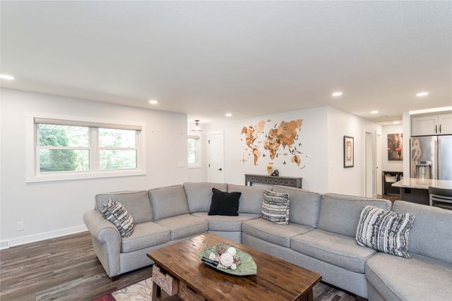 212 Pleasant View Drive, Des Moines, IA 50315