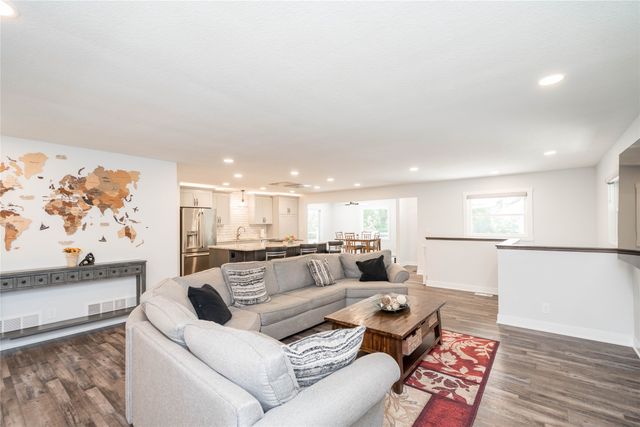 212 Pleasant View Drive, Des Moines, IA 50315