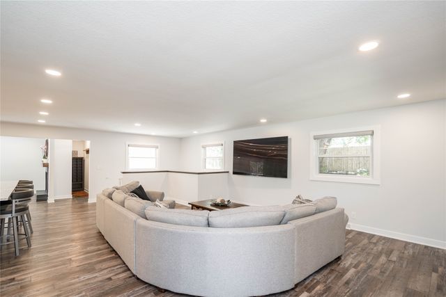 212 Pleasant View Drive, Des Moines, IA 50315