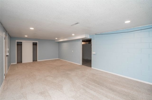 212 Pleasant View Drive, Des Moines, IA 50315