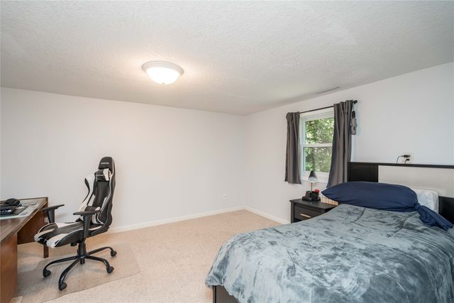 212 Pleasant View Drive, Des Moines, IA 50315