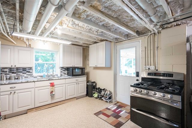 212 Pleasant View Drive, Des Moines, IA 50315