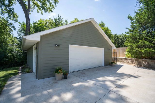 212 Pleasant View Drive, Des Moines, IA 50315