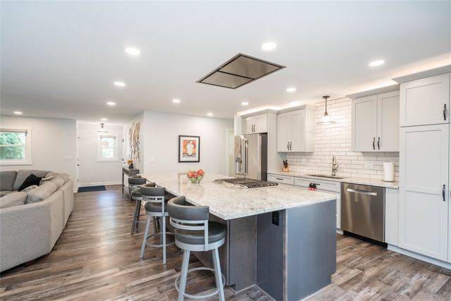212 Pleasant View Drive, Des Moines, IA 50315