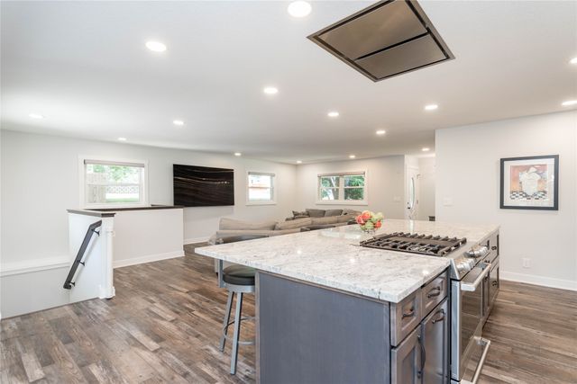 212 Pleasant View Drive, Des Moines, IA 50315