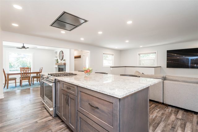212 Pleasant View Drive, Des Moines, IA 50315