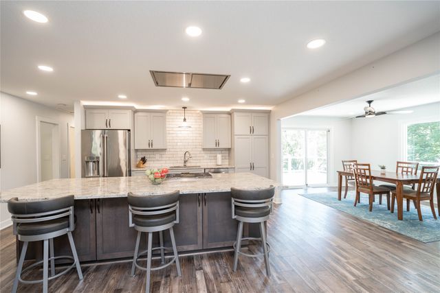 212 Pleasant View Drive, Des Moines, IA 50315