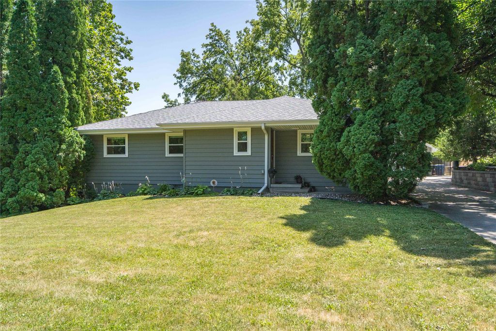 212 Pleasant View Drive, Des Moines, IA 50315