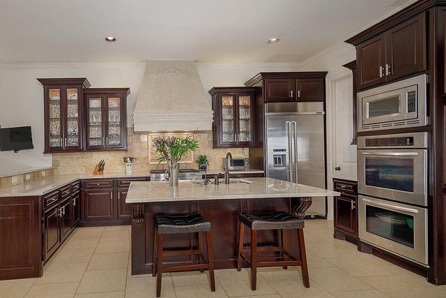 10 Moatwood Court, The Woodlands, TX 77382