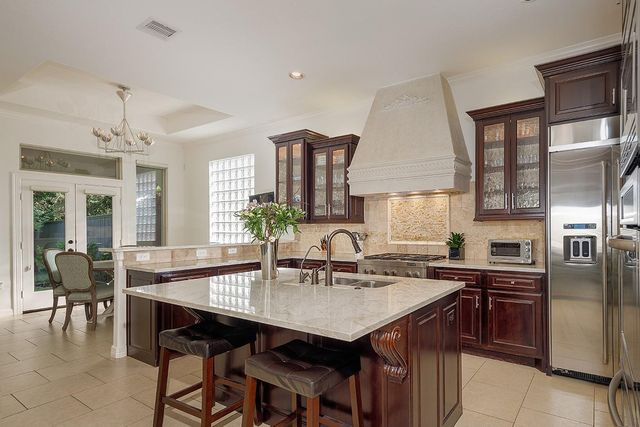 10 Moatwood Court, The Woodlands, TX 77382