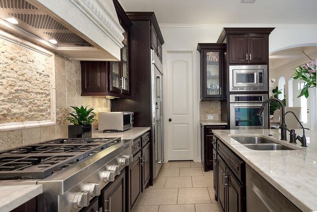 10 Moatwood Court, The Woodlands, TX 77382