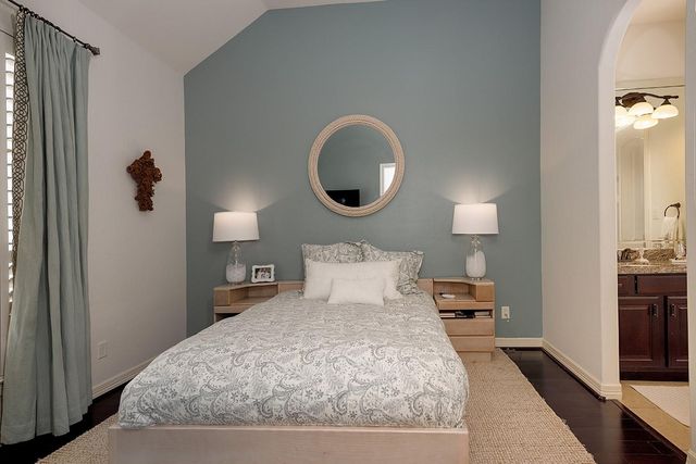 10 Moatwood Court, The Woodlands, TX 77382