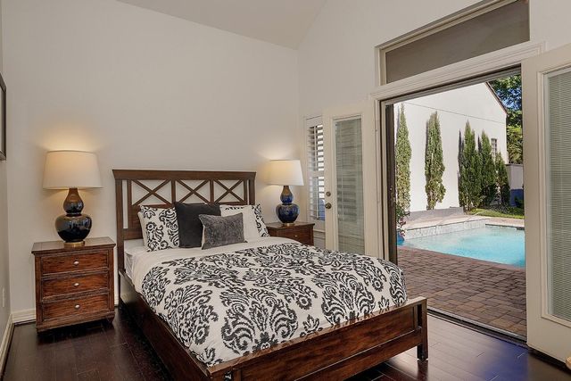 10 Moatwood Court, The Woodlands, TX 77382