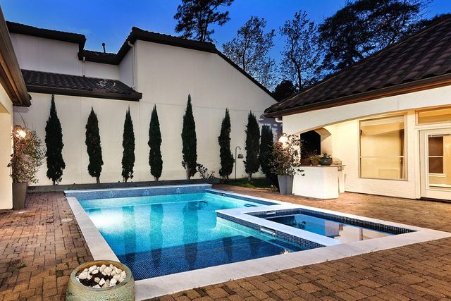 10 Moatwood Court, The Woodlands, TX 77382