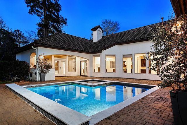 10 Moatwood Court, The Woodlands, TX 77382