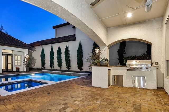 10 Moatwood Court, The Woodlands, TX 77382