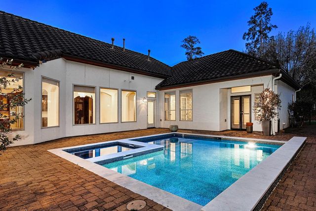 10 Moatwood Court, The Woodlands, TX 77382