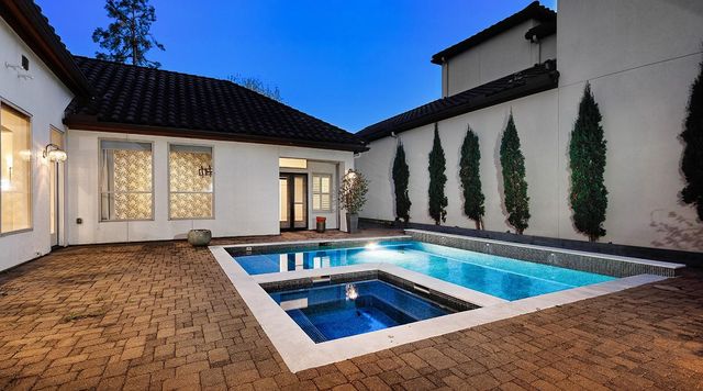 10 Moatwood Court, The Woodlands, TX 77382