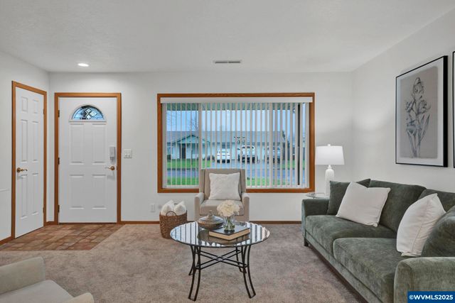 820 E 3rd St, Molalla, OR 97038