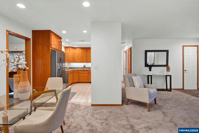 820 E 3rd St, Molalla, OR 97038