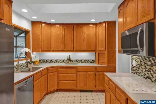 820 E 3rd St, Molalla, OR 97038