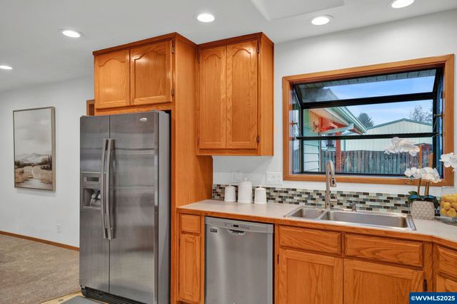 820 E 3rd St, Molalla, OR 97038