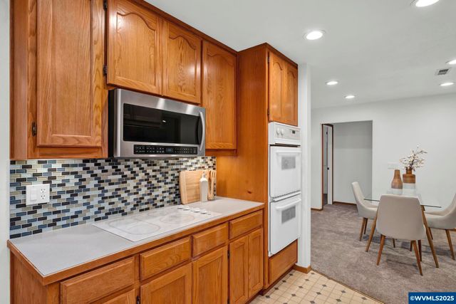 820 E 3rd St, Molalla, OR 97038