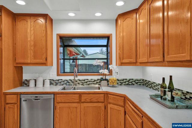 820 E 3rd St, Molalla, OR 97038