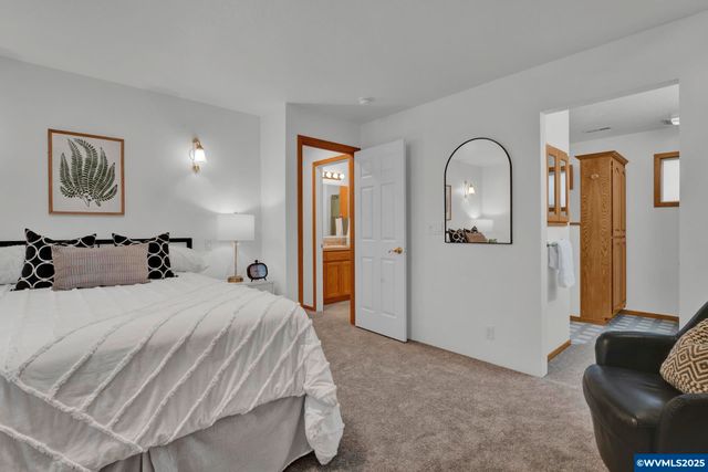 820 E 3rd St, Molalla, OR 97038