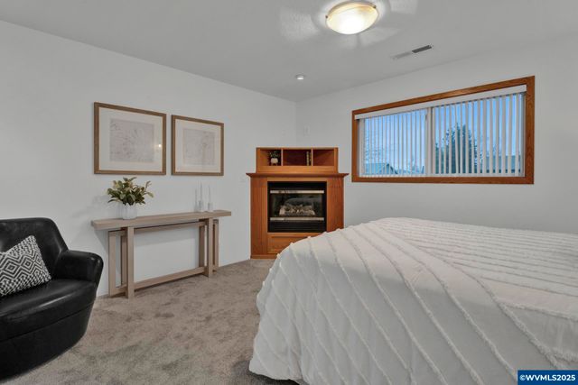 820 E 3rd St, Molalla, OR 97038