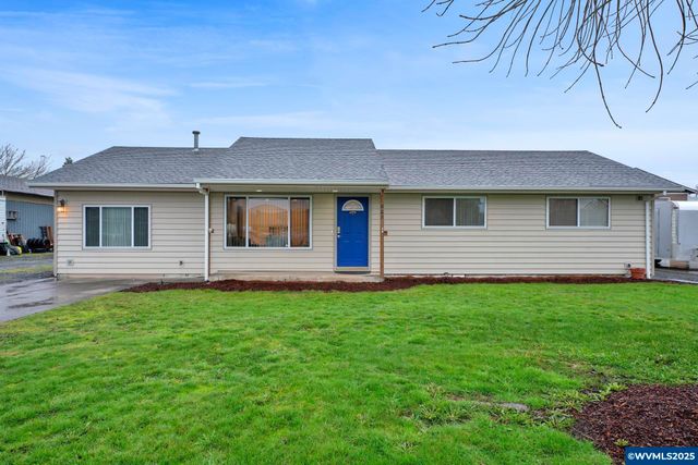 820 E 3rd St, Molalla, OR 97038