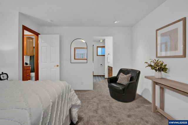 820 E 3rd St, Molalla, OR 97038