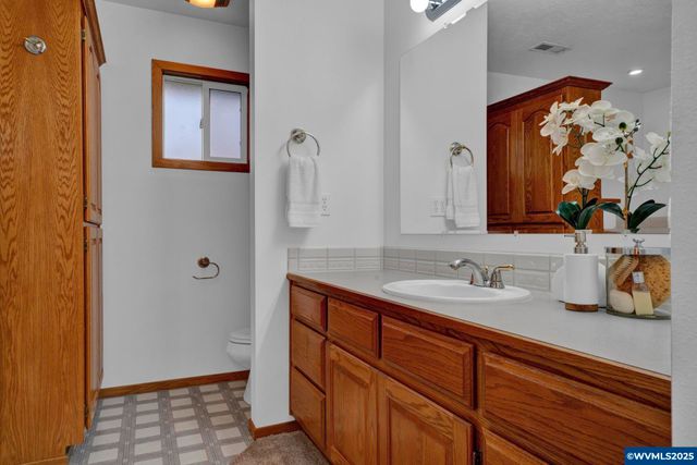 820 E 3rd St, Molalla, OR 97038