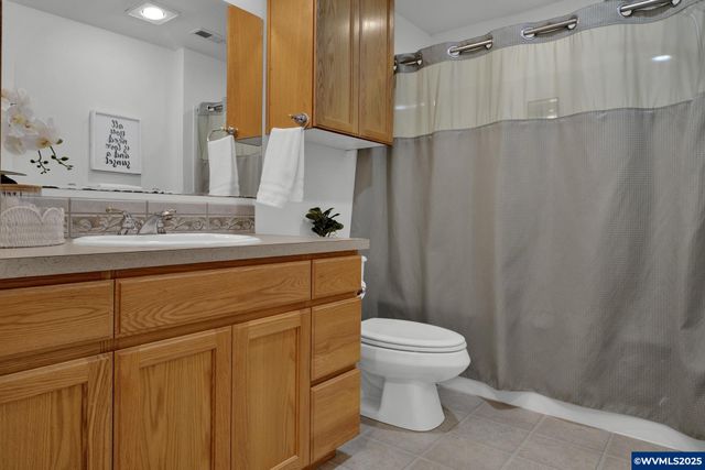 820 E 3rd St, Molalla, OR 97038