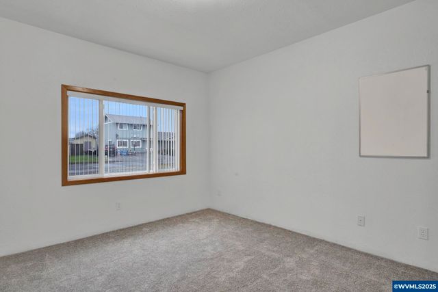 820 E 3rd St, Molalla, OR 97038