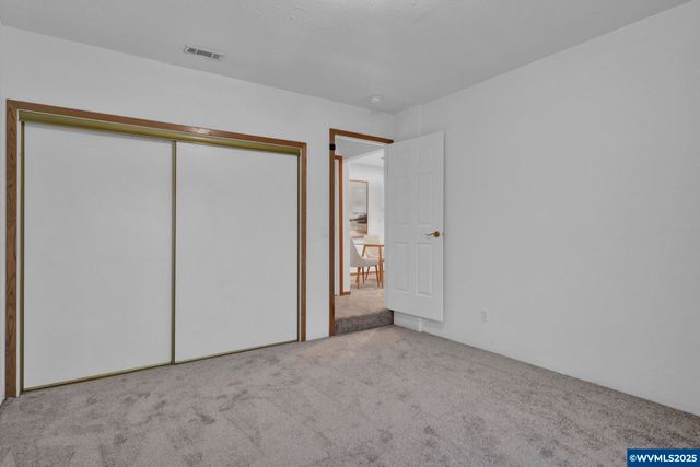 820 E 3rd St, Molalla, OR 97038