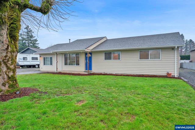 820 E 3rd St, Molalla, OR 97038