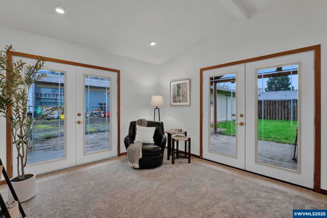 820 E 3rd St, Molalla, OR 97038