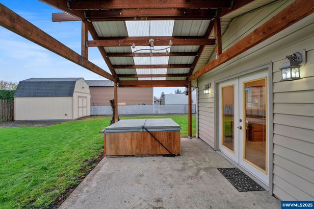 820 E 3rd St, Molalla, OR 97038