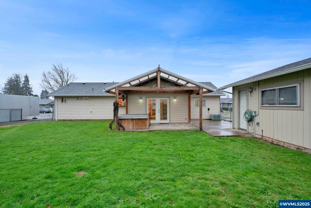 820 E 3rd St, Molalla, OR 97038