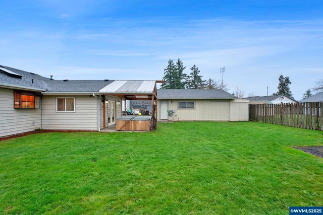 820 E 3rd St, Molalla, OR 97038