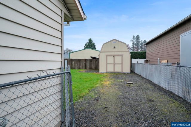 820 E 3rd St, Molalla, OR 97038