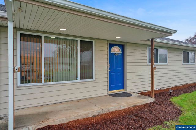 820 E 3rd St, Molalla, OR 97038