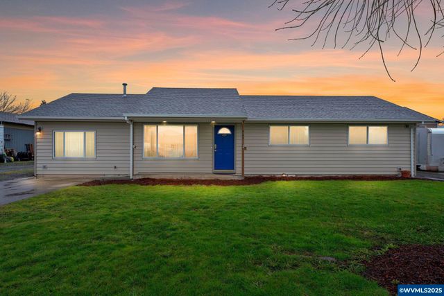 820 E 3rd St, Molalla, OR 97038